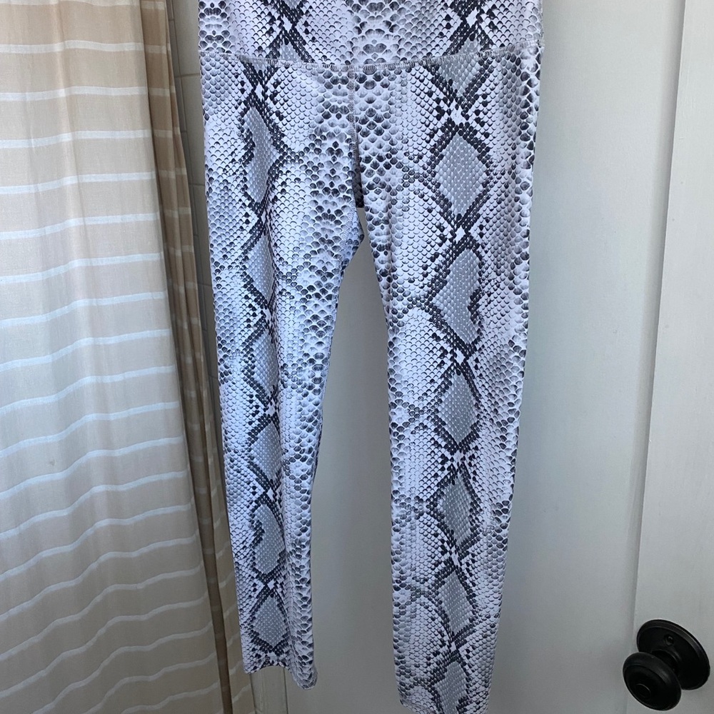 Noli Active Snakeskin leggings size medium